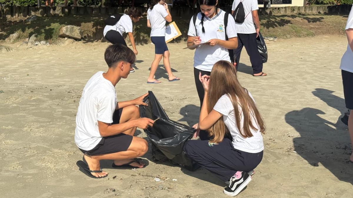 Alunos de Itapema realizam mutirão de limpeza em praias durante Semana da Água
