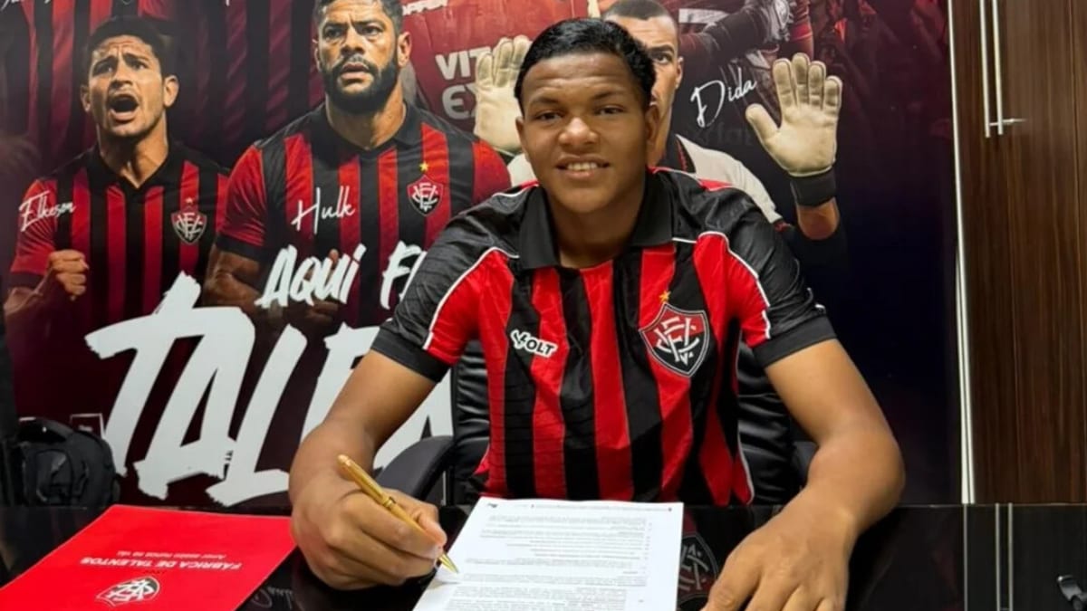 Zagueiro Geovane Pedro assina primeiro contrato profissional com o Vitória até 2029