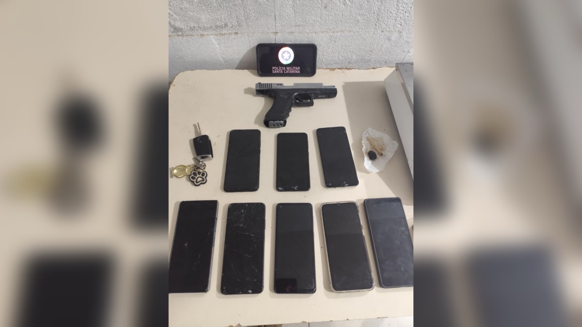 PM prende trio após roubo e apreende simulacro de arma em Porto Belo