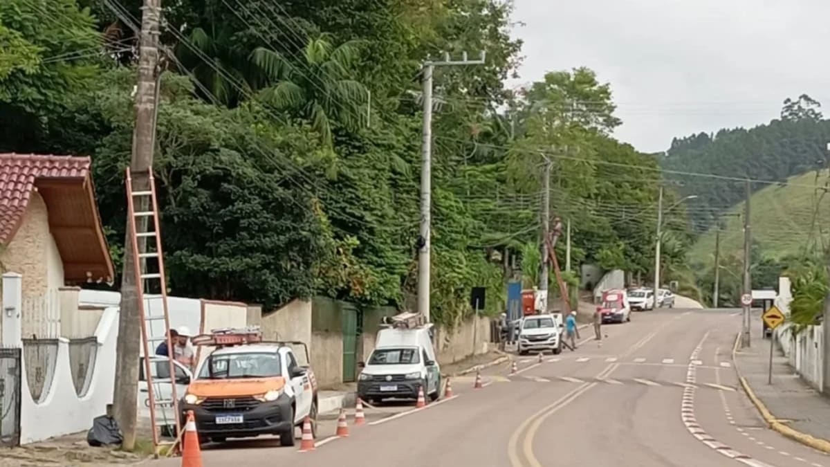 Operação Limpa Fios retira cerca de 200 quilos de cabos irregulares no Fundo Canoas, Rio do Sul