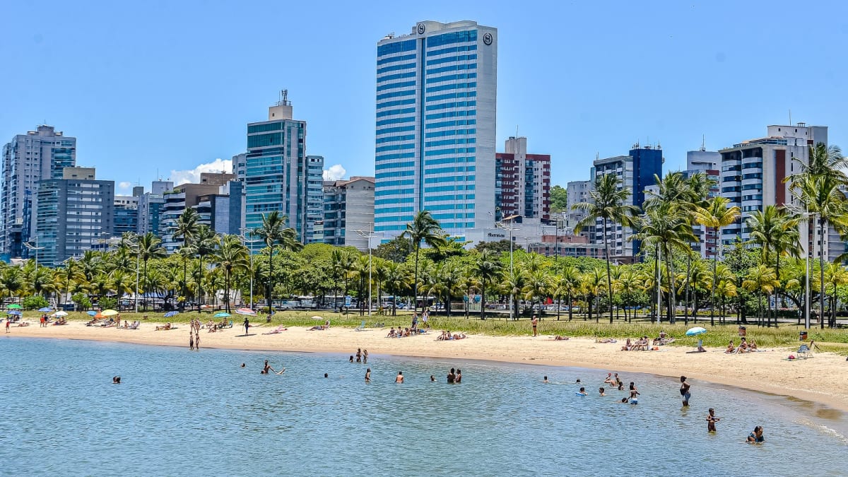 Mancha escura na Baía de Vitória gera disputa sobre qualidade da água e riscos à população