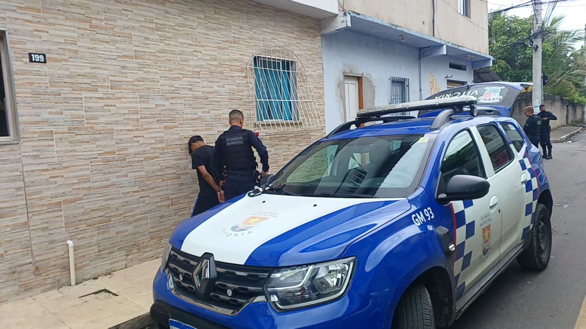 Homem de 24 anos é detido com 140 pinos de substância semelhante à cocaína em Vitória