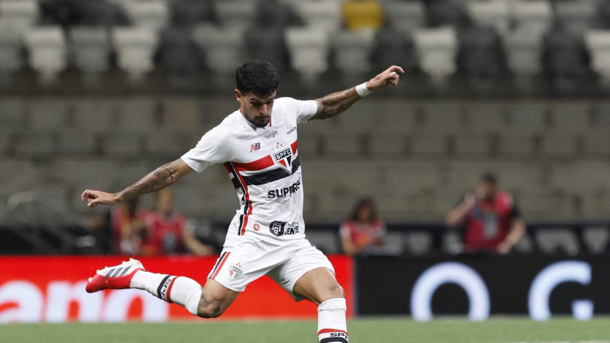 Cauly deve ser titular do São Paulo contra Palmeiras após lesão de Lucas Moura