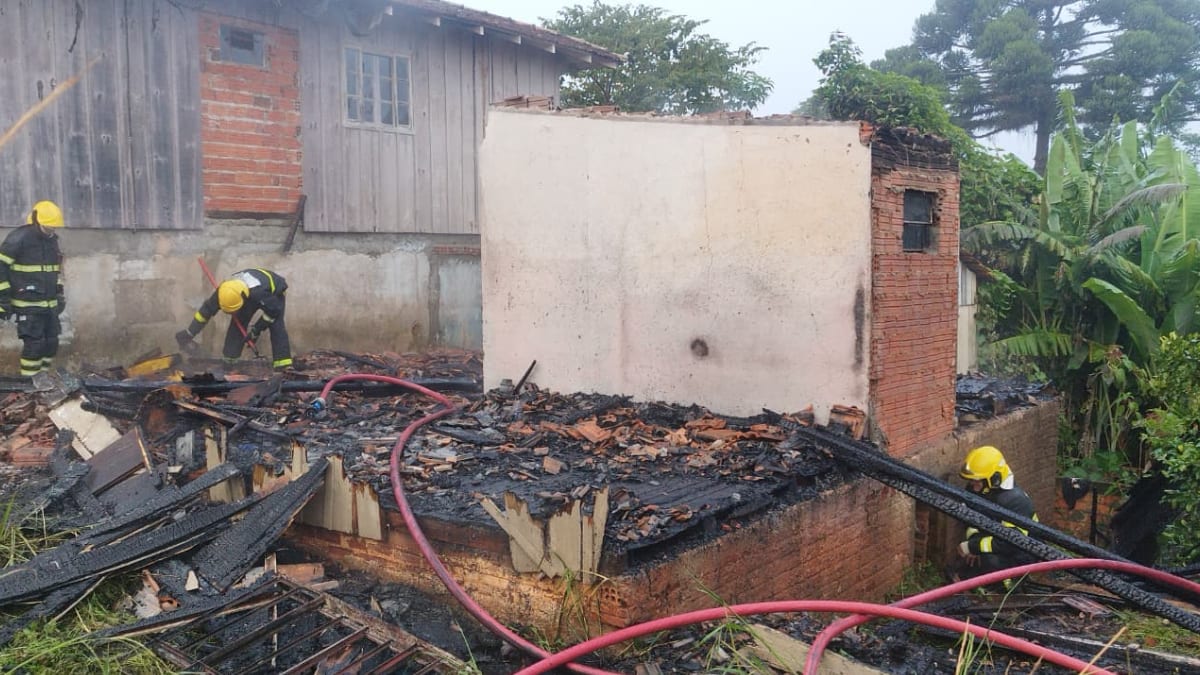 Incêndio destrói casa no bairro Serra Alta, em São Bento do Sul