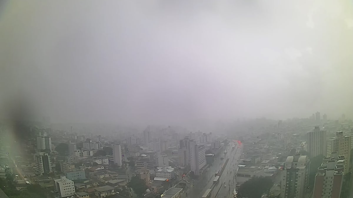 Defesa Civil de Belo Horizonte emite alerta para chuvas com raios e ventos fortes