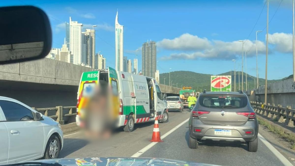 Engavetamento com cinco carros interdita faixa e gera fila na BR-101 em Balneário Camboriú