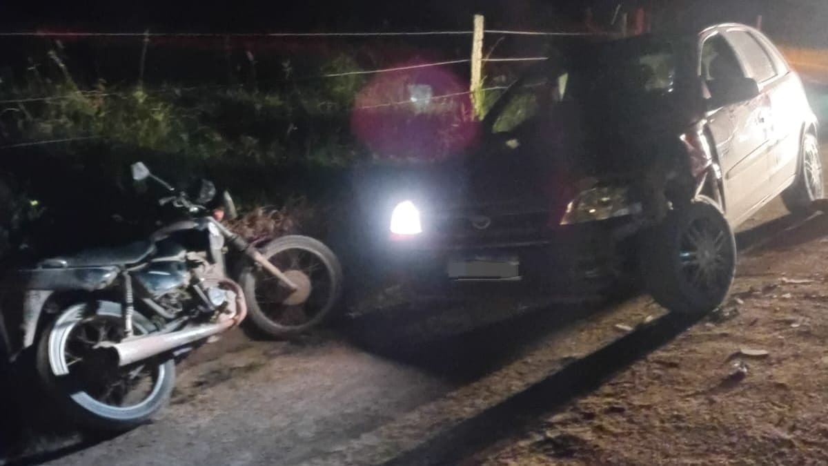 Colisão frontal entre carro e moto deixa jovem ferido em Pedras Grandes
