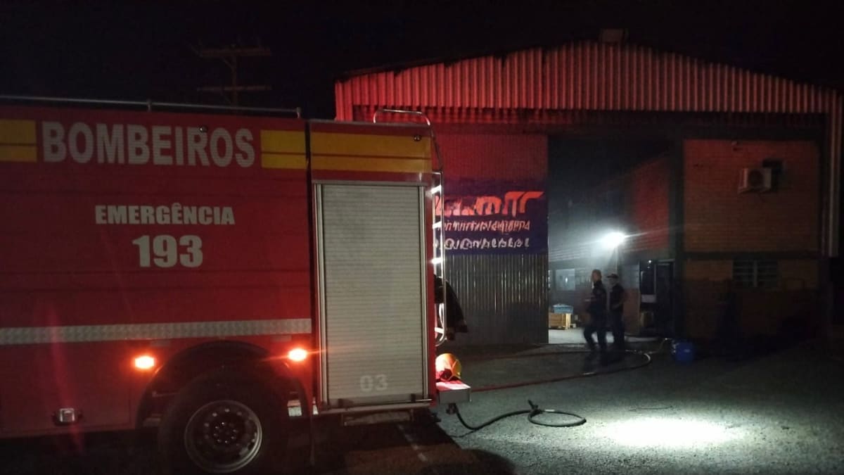 Incêndio atinge metalúrgica em Forquilhinha e mobiliza bombeiros