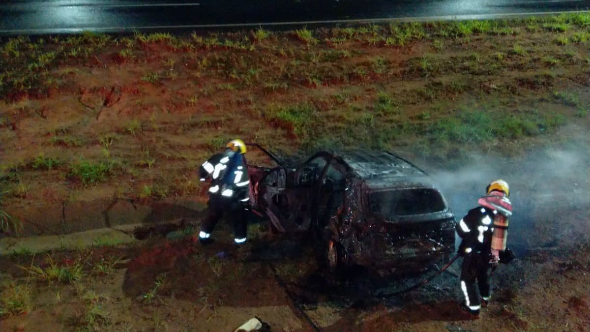 Carro pega fogo após acidente e fica destruído na Via Rápida em Criciúma