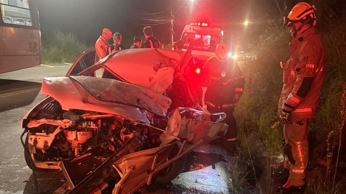 Homem morre em colisão frontal entre carro e ônibus em Juiz de Fora