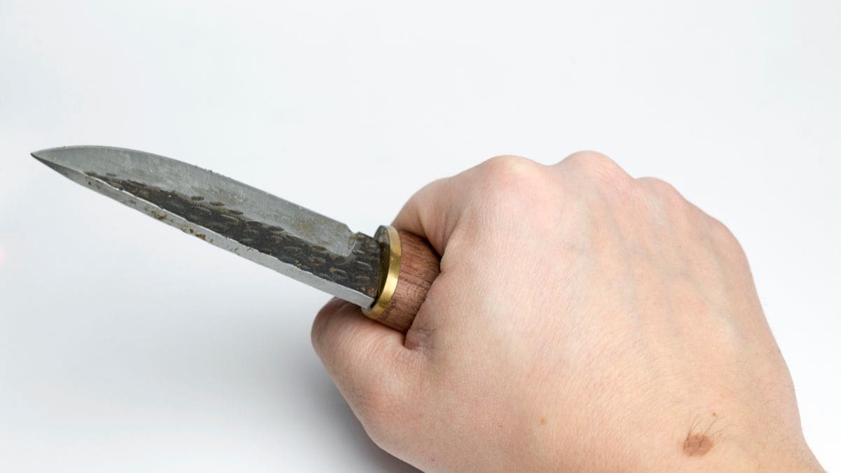 Homem é esfaqueado após discussão e suspeito é preso em Blumenau