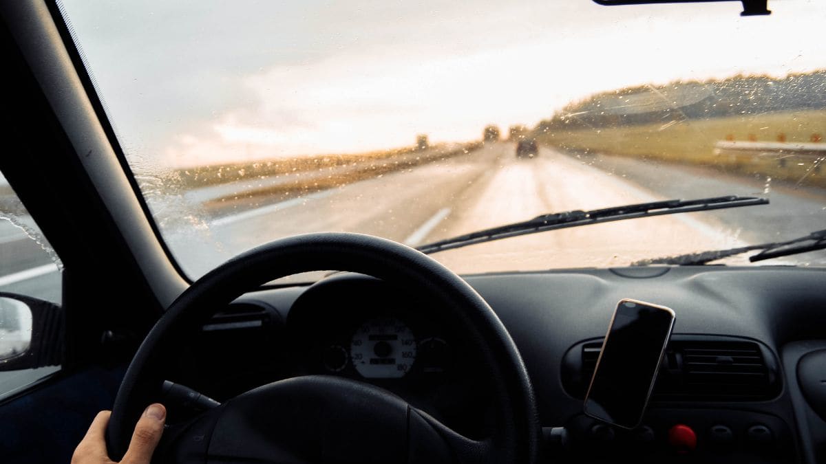 Mulher pula de carro em movimento para fugir de agressões na BR-101 em Itapema