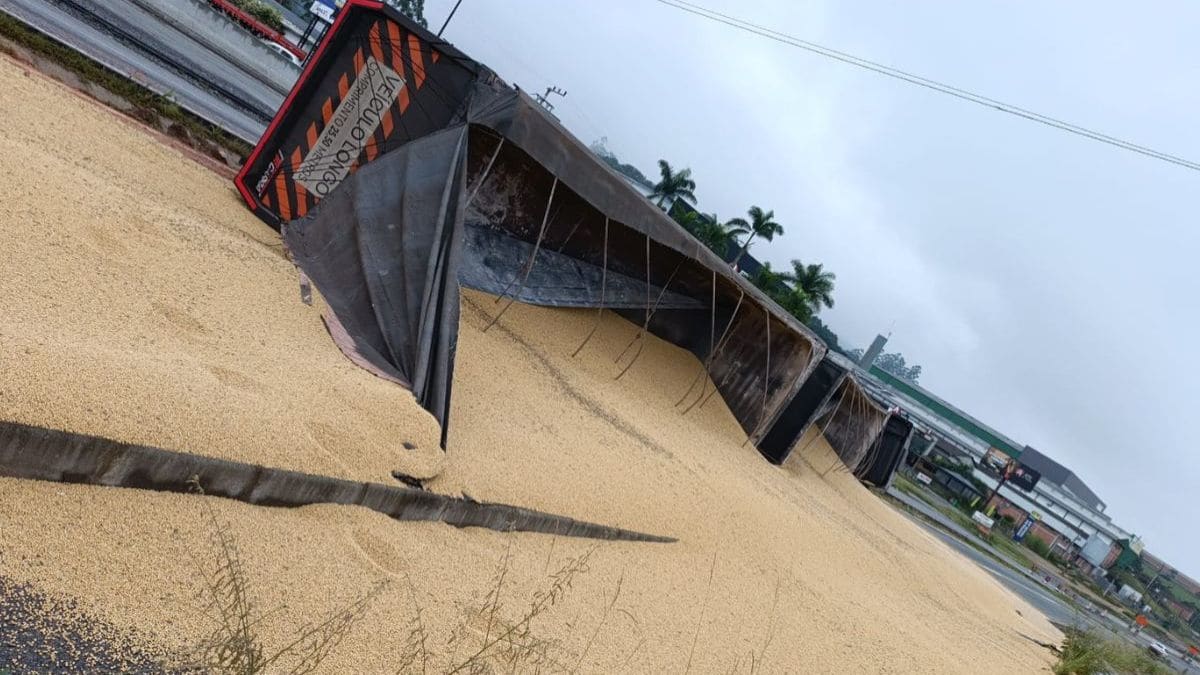 Carreta tomba e bloqueia marginal da BR-470 em Indaial