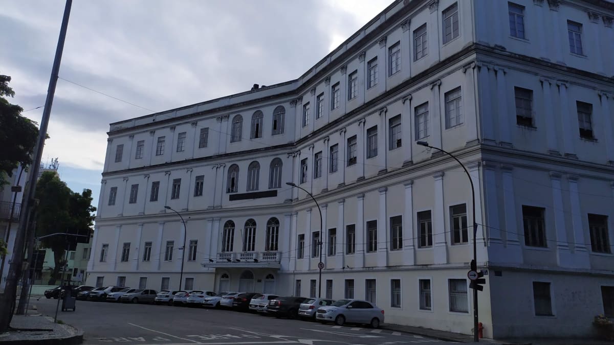 Professor da UFRJ é afastado por suspeita de assédio sexual contra aluna