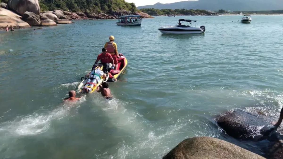 Queda em costão na Barra da Lagoa, em Florianópolis, deixa três feridos