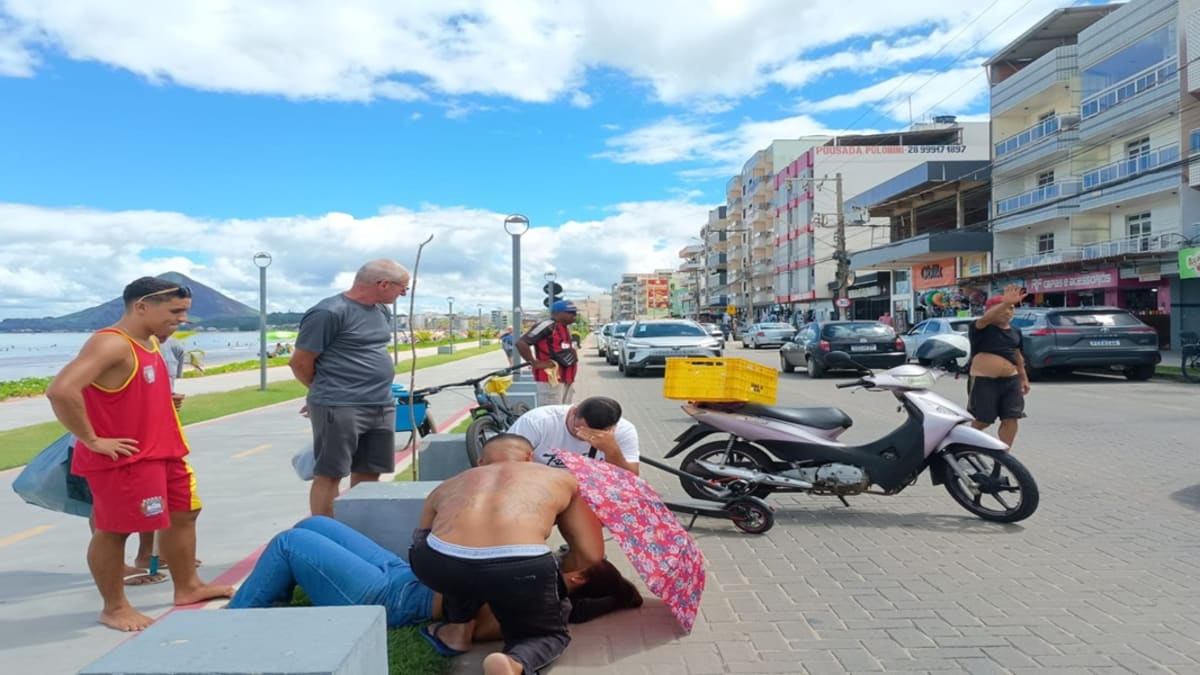 Jovem fica ferida após colisão entre bicicleta e patinete no calçadão de Piúma