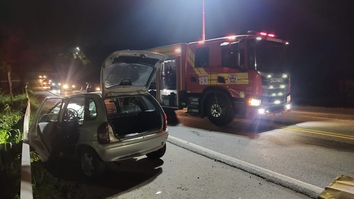 Acidente na SC-418 deixa motorista preso às ferragens e motociclista inconsciente