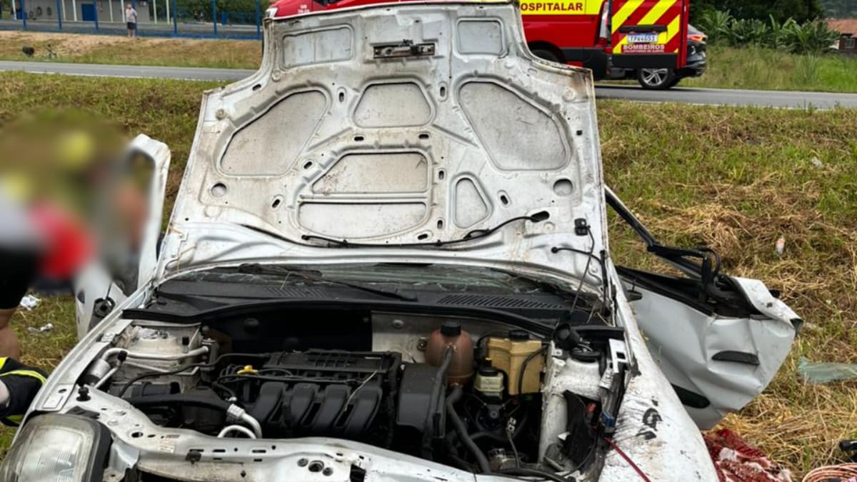Carro capota na BR-470 e deixa três adolescentes feridas no Vale do Itajaí