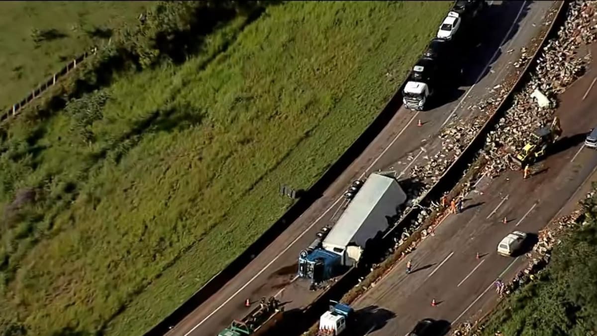Tombamento de carreta com maçãs interdita BR-381 na Serra de Igarapé