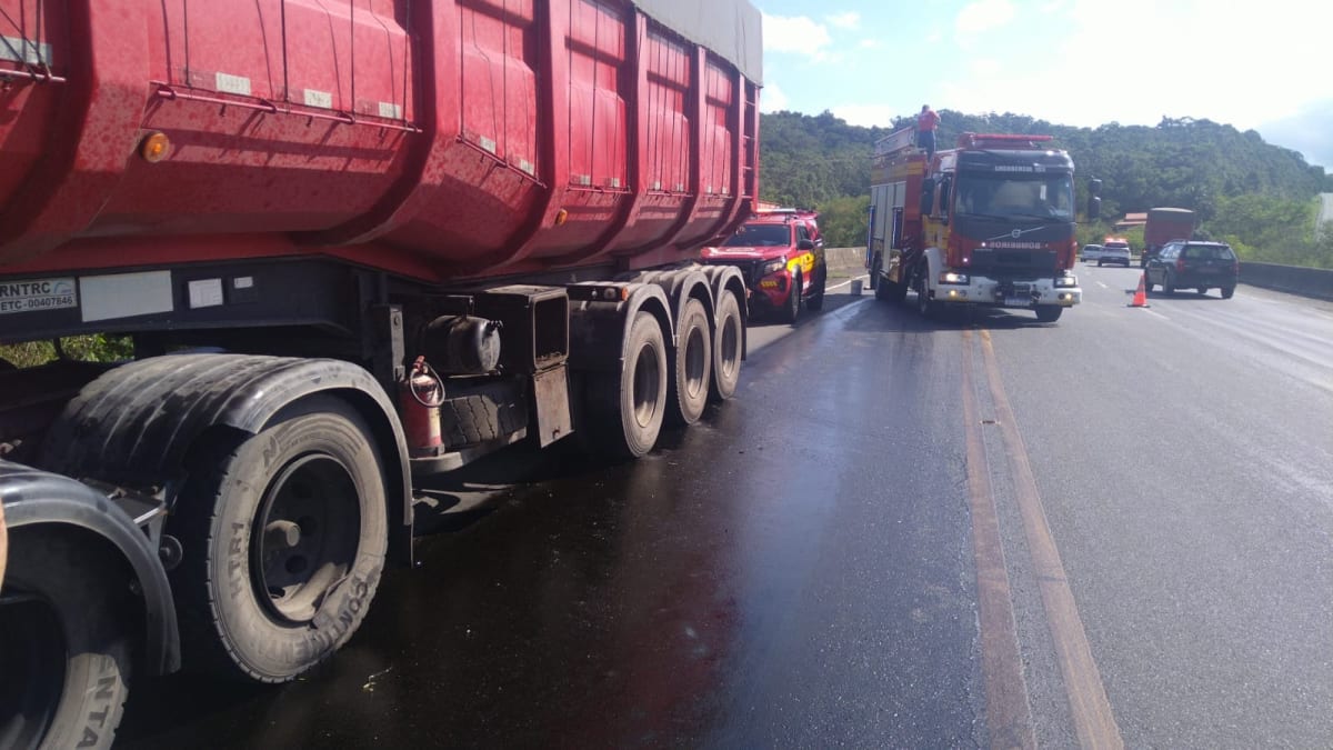 Acidente com caminhão provoca vazamento de combustível por 300 metros em rodovia de Criciúma
