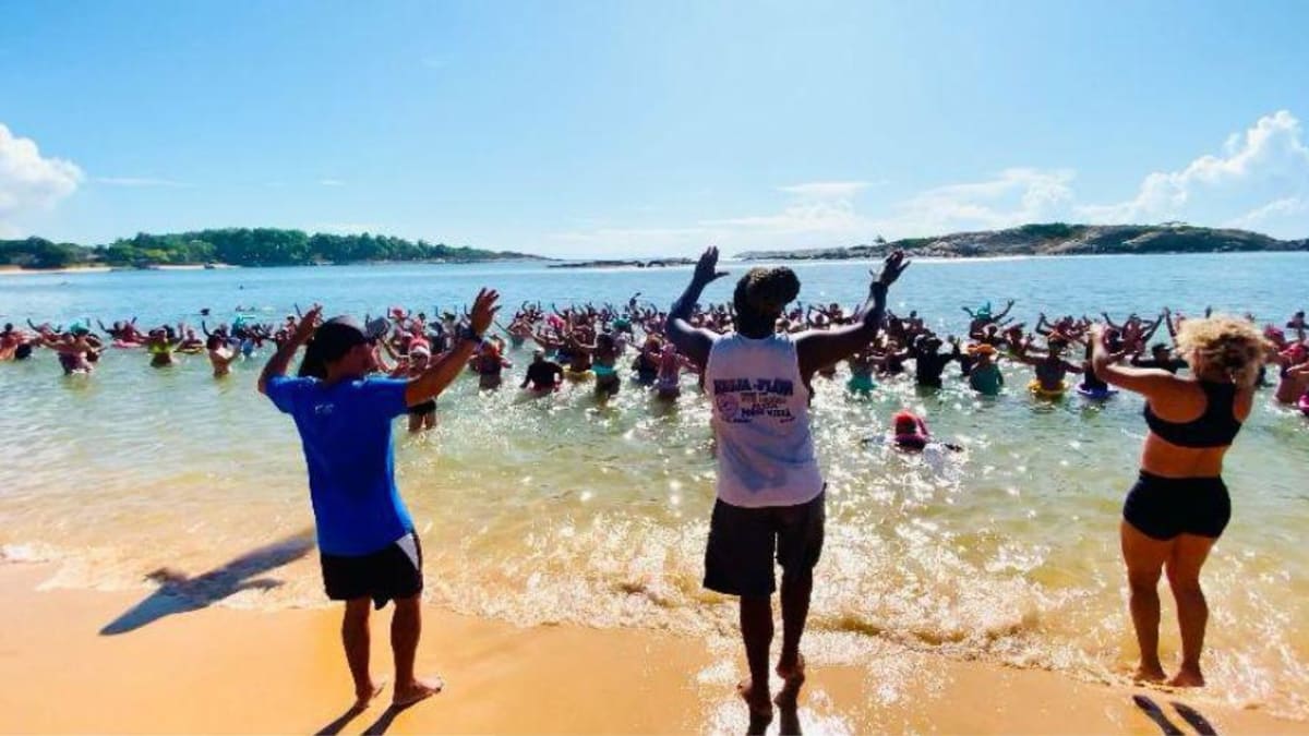 Vila Velha oferece 200 vagas gratuitas para aulas de hidroginástica no mar