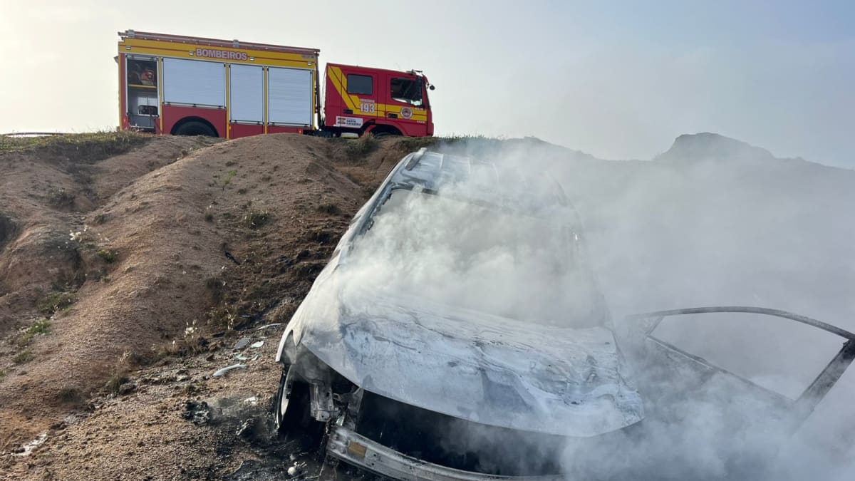 Corpo carbonizado é encontrado dentro de carro incendiado em Laguna