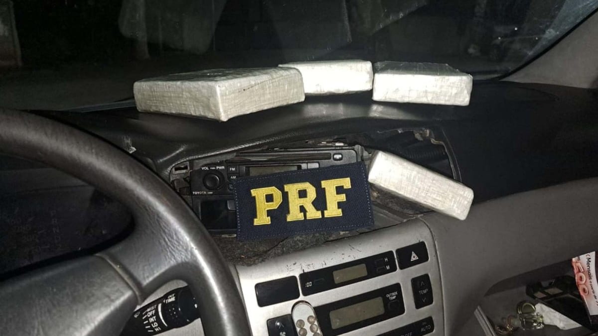 Mulher é presa com 4 kg de cocaína em compartimento oculto na BR-040, em Conselheiro Lafaiete