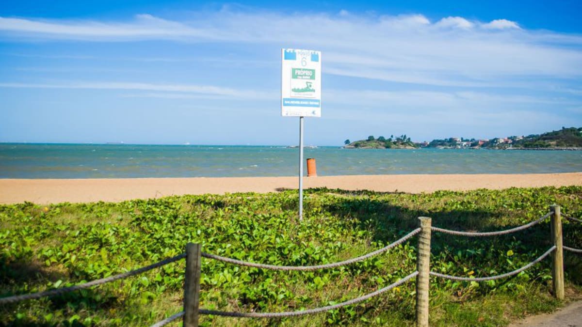 Projeto de lei em Vitória propõe QR Code nas placas das praias para divulgar balneabilidade