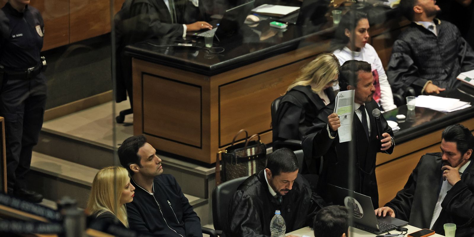 Juíza condena advogados de Jairinho por adiamento de júri