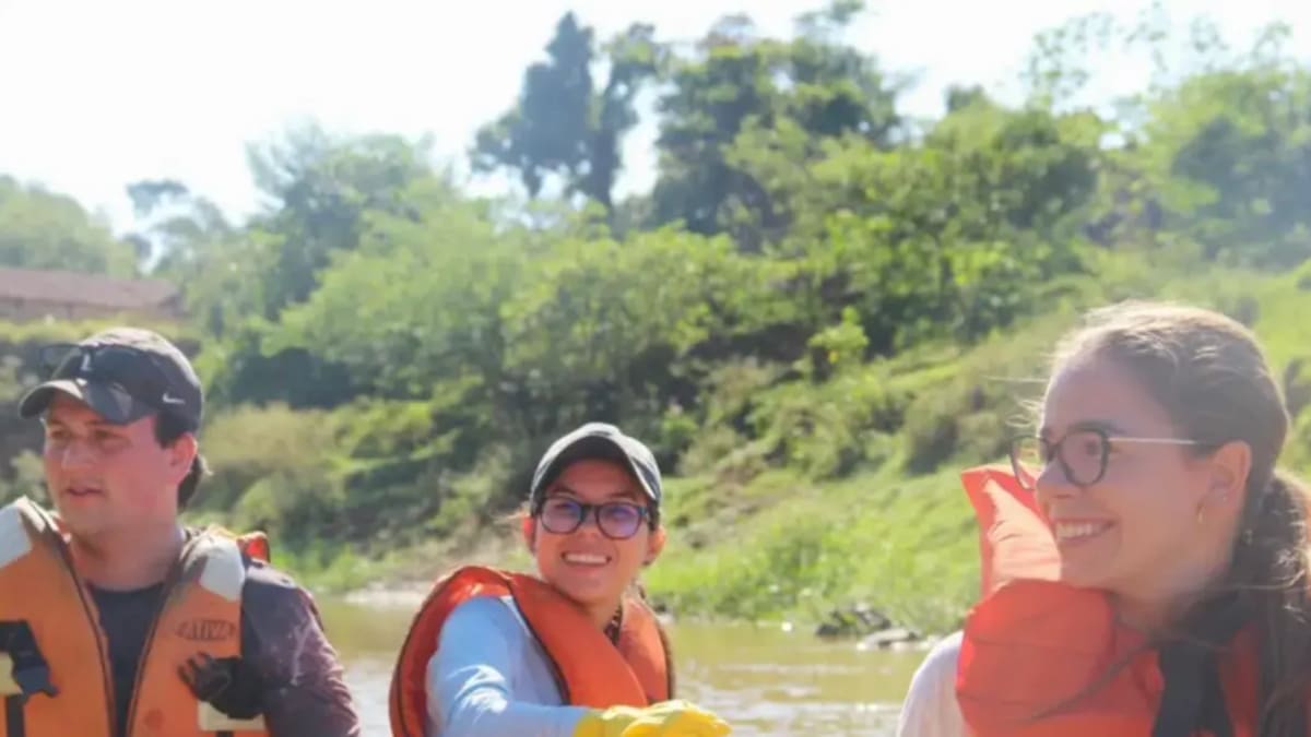 Ação de limpeza mobiliza voluntários e equipes no rio Itajaí-Mirim em Brusque