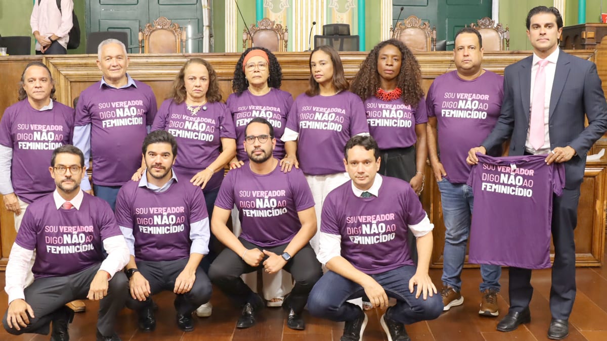 Vereadores de Salvador lançam campanha contra feminicídio com camiseta roxa