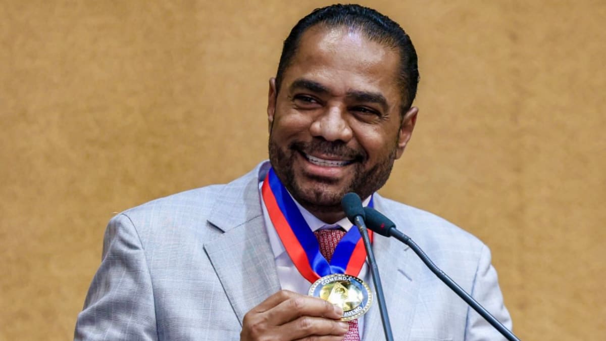 Deputado Márcio Marinho recebe Comenda 2 de Julho por trabalho social e defesa do consumidor