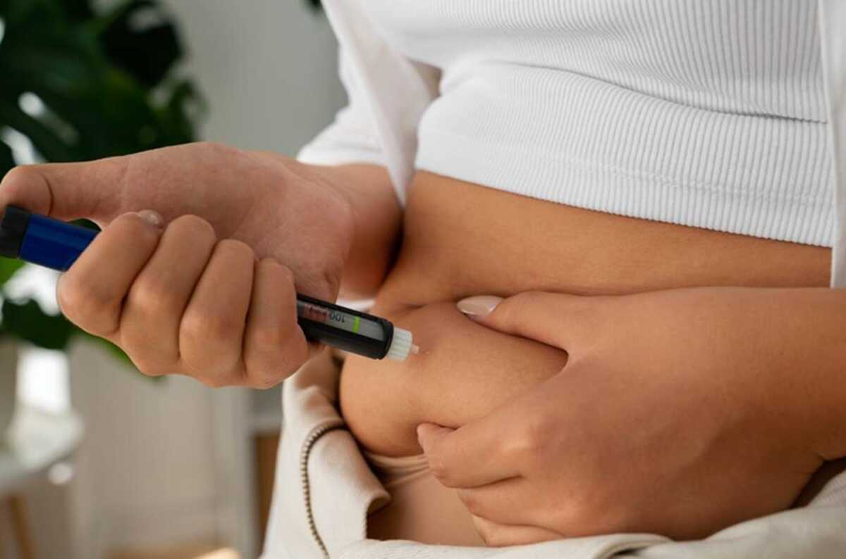 Retatrutida, nova caneta para emagrecimento, promete perda de até 28% do peso, mas ainda é experimental e alvo de falsificações no Brasil