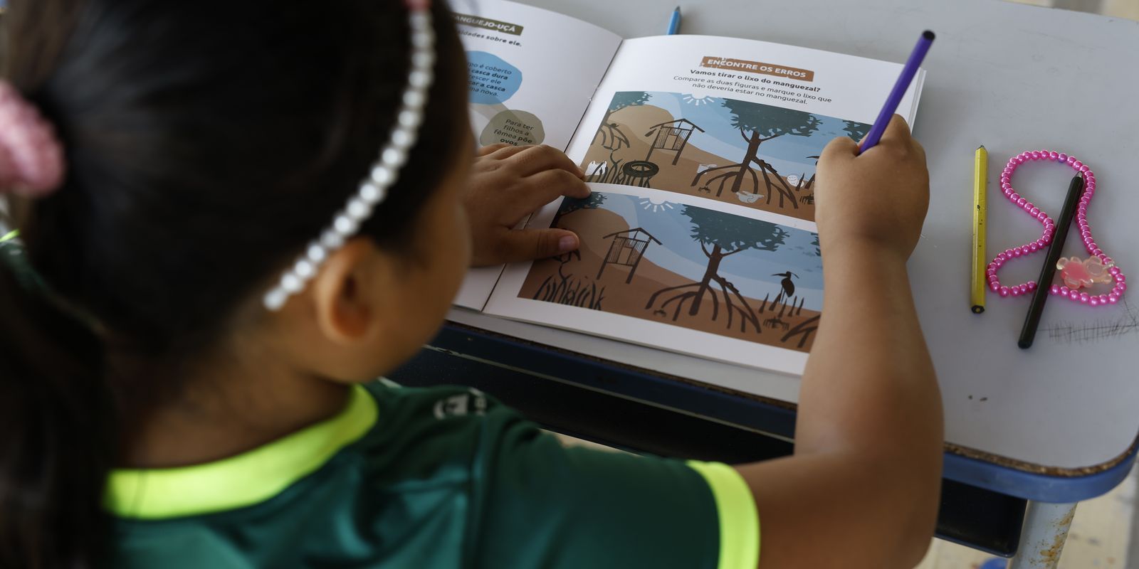 Menina alfabetizada emociona em evento com presidente Lula