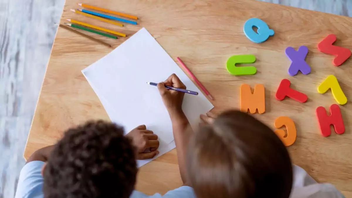 66% das crianças brasileiras foram alfabetizadas em 2025, aponta indicador do MEC