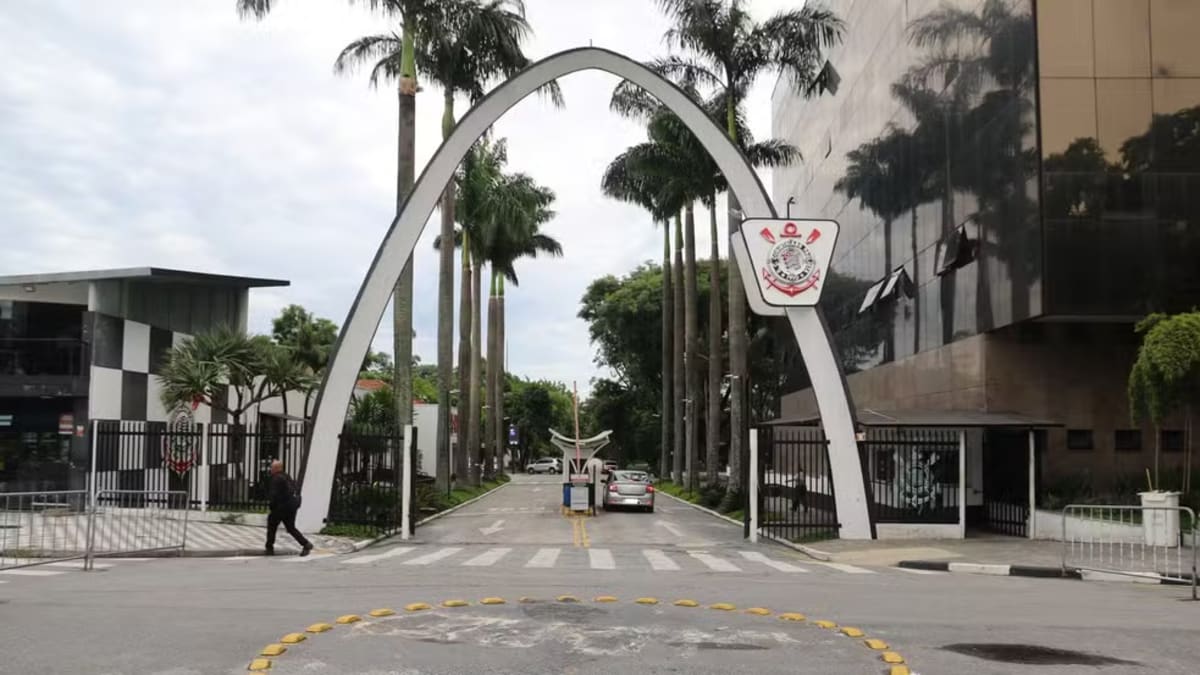 Associados do Corinthians pedem intervenção judicial e afastamento do presidente Osmar Stabile