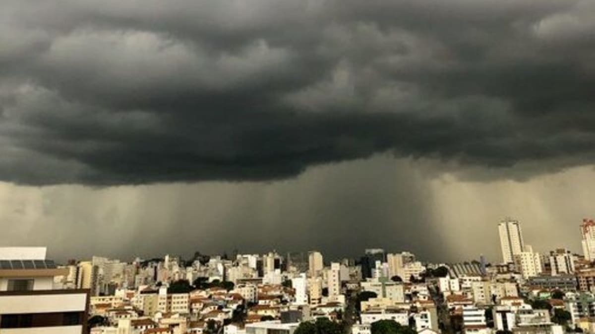299 municípios de Minas Gerais estão em alerta laranja para chuvas intensas e tempestades