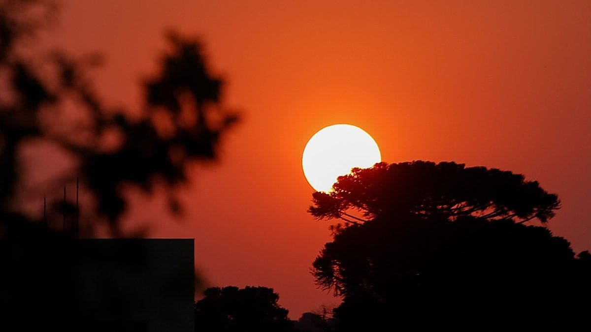 Previsão do tempo para quarta-feira em Curitiba indica sol, variação de nuvens e névoa pela manhã