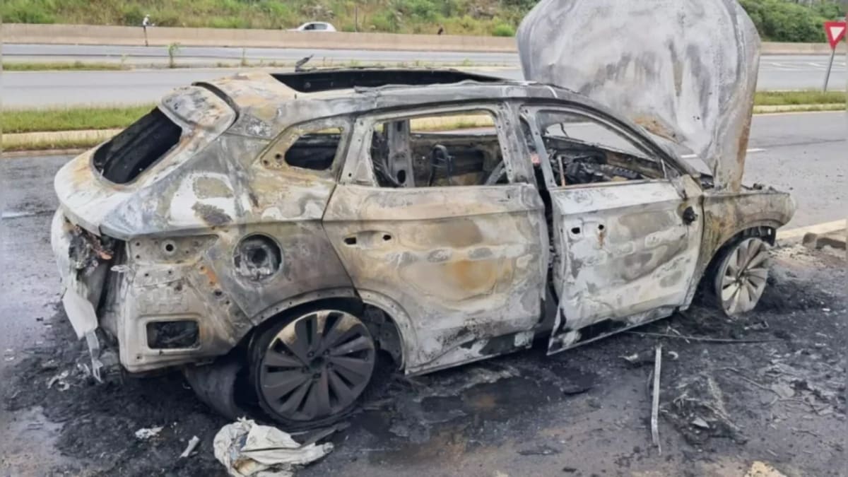 Carro híbrido é destruído por incêndio na BR-470, em Blumenau
