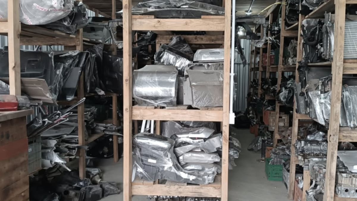 Polícia realiza operação e apreende peças de veículos adulteradas em loja na Grande Florianópolis