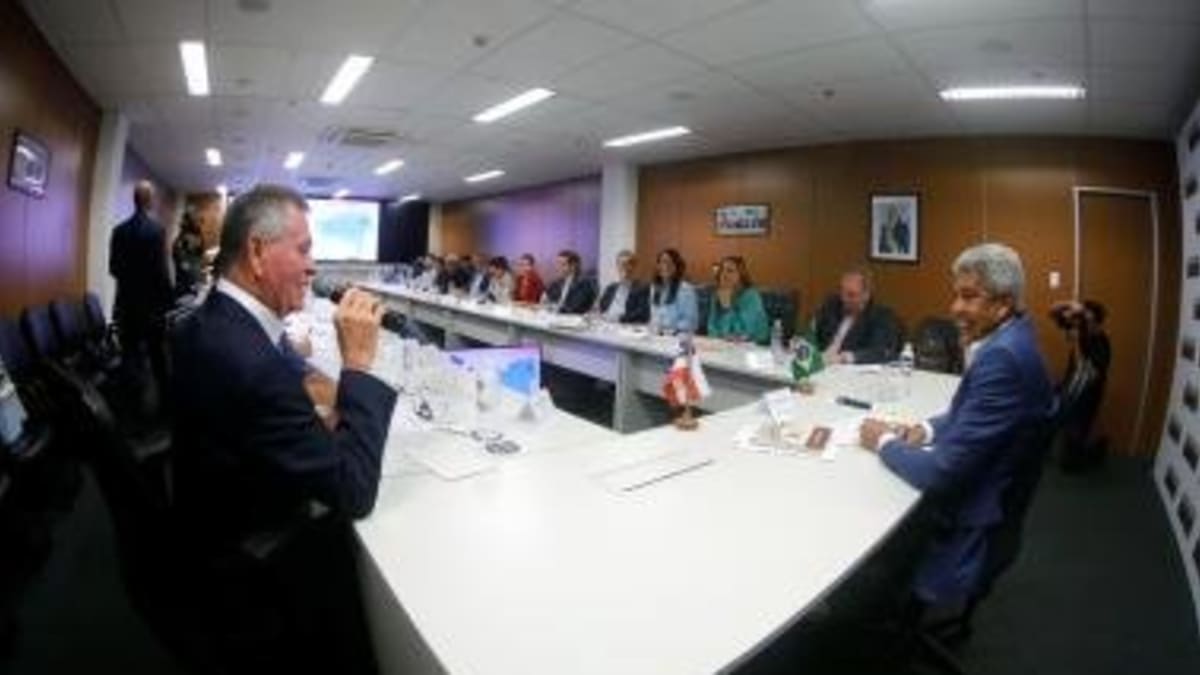 Governador Jerônimo Rodrigues entrega veículos e anuncia convênios para saúde e educação em Valente