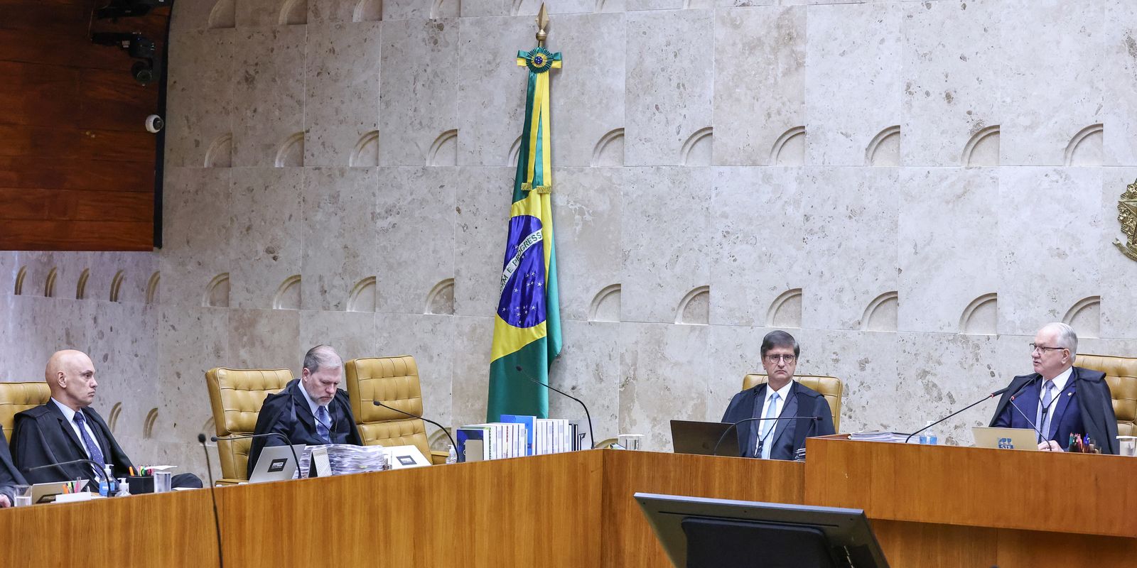 STF julga suspensão de penduricalhos nos Três Poderes