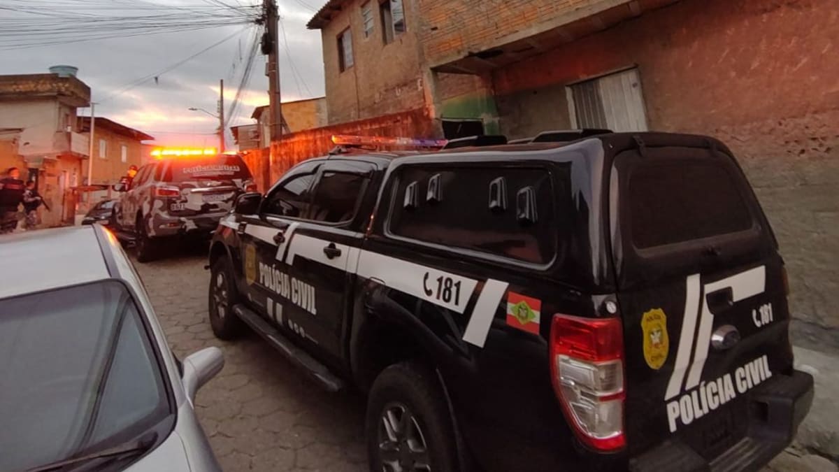 Polícias Civil e Militar realizam operação contra homicídios na Grande Florianópolis