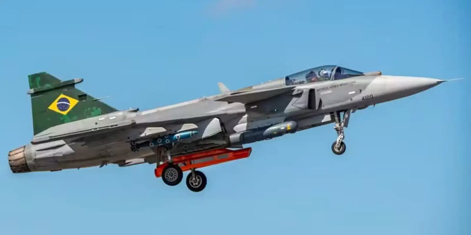 Brasil apresenta primeiro caça F-39E Gripen produzido no país
