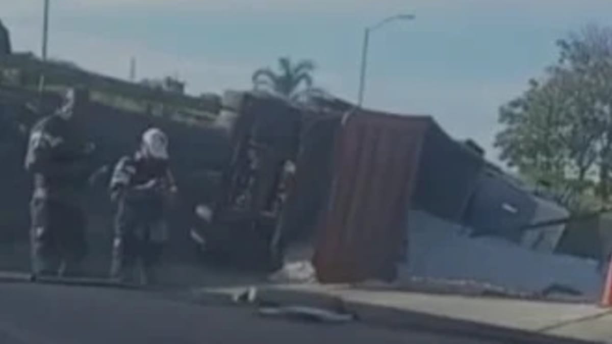 Caminhão carregado com calcário tomba e interdita faixas da MG-010 em Belo Horizonte