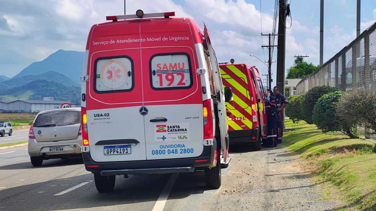 Motociclista fica gravemente ferido após colisão contra poste na BR-280 em Guaramirim