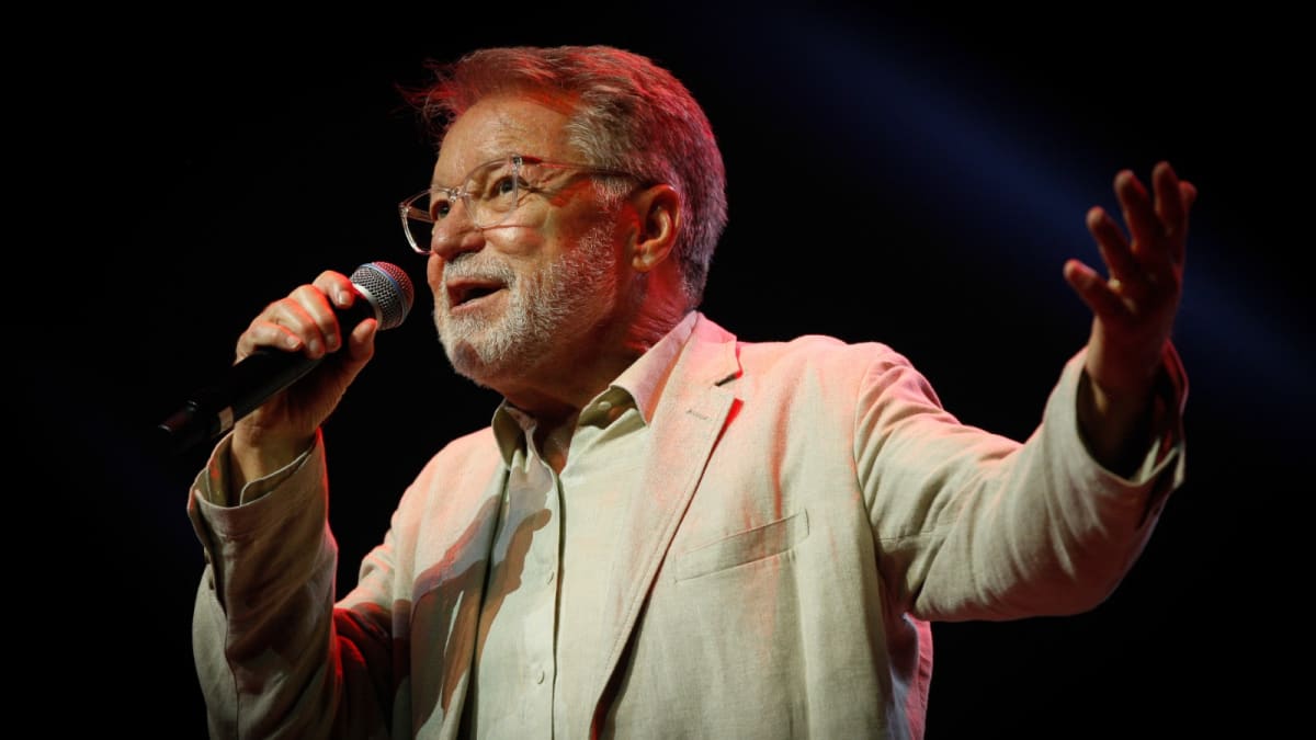 João Caetano lança álbum 'Mil Voltas' em show no Rio de Janeiro