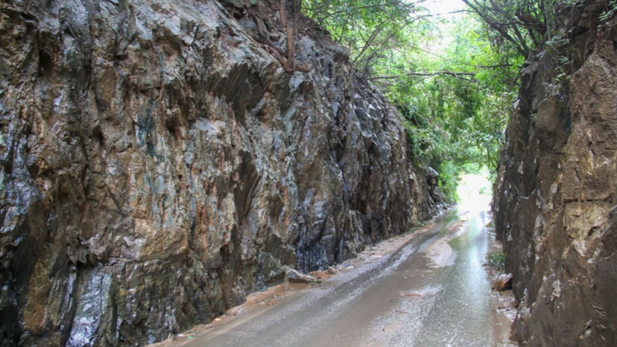 Rua Augusta Sacchetto Scalzo é interditada em BH por risco geológico