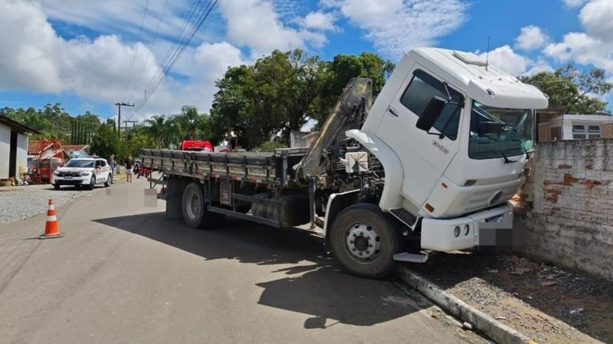 Motorista morre ao ser atropelado pelo próprio caminhão em SC
