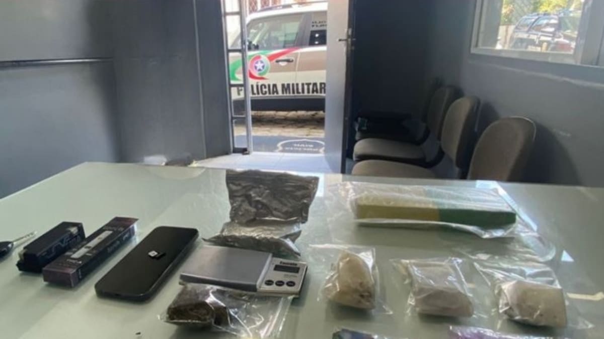 Motociclista é preso por tráfico de drogas e direção perigosa em Guaramirim